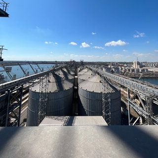 Getreidesilos im Seehafen Konstanza am Schwarzen Meer. Hier wird das Getreide entweder direkt auf große Schiffe verladen oder einige Tage zwischengelagert. Die Firma Comvex betreibt den größten Getreideterminal im Hafen. Allein Comvex schlägt so viel Getreide, Mais und Ölsaaten um, dass die Silos zwei Mal im Monat geleert und wieder gefüllt werden. 