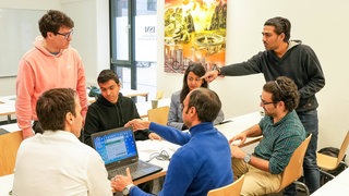 Studentinnen und Studenten bei der Gruppenarbeit: Lebenslanges Lernen wird für Berufstätige immer wichtiger. Auch staatliche Hochschulen entwickeln immer neue Angebote. Ein bekanntes Beispiel ist der Master of Business Administration (MBA), der berufsbegleitend erworben werden kann. 