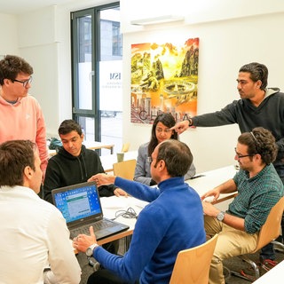 Studentinnen und Studenten bei der Gruppenarbeit: Lebenslanges Lernen wird für Berufstätige immer wichtiger. Auch staatliche Hochschulen entwickeln immer neue Angebote. Ein bekanntes Beispiel ist der Master of Business Administration (MBA), der berufsbegleitend erworben werden kann. 