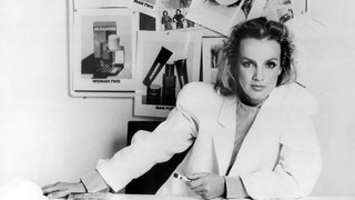 Modeschöpferin Jil Sander posiert 1983 in ihrem Büro für die Fotografen