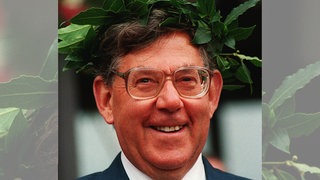 Prof. Paul Crutzen trägt bei einem Empfang des Max-Planck-Instituts in Mainz einen Lorbeerkranz. Crutzen wurde zusammen mit Prof. Mario Molina aus Mexiko und Prof.Frank Sherwood Rowland aus den Vereinigten Staaten der Nobelpreis für Chemie 1995 verliehen. Die Forscher wurden "für ihre Arbeiten zur Chemie der Atmosphäre, insbesondere über Bildung und Abbau von Ozon" geehrt.