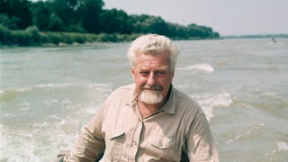 Der Verhaltensforscher und Nobelpreisträger Konrad Lorenz in einem Boot auf der Donau. Photographie, um 1970