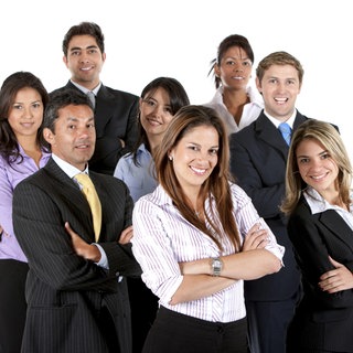 Gruppe von Geschäftsleuten lacht mit verschränkten Armen in die Kamera: Weniger Hierarchien und mehr Teamarbeit, eher am Prozess als am Ziel orientiert, zeitlich und örtlich flexibel – das gilt heute als erfolgversprechend für eine moderne Arbeitswelt. 