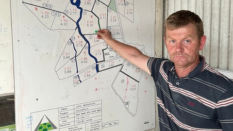 John McNamara hat sein Weideland mit mobilen Elektrozäunen in einzelne Parzellen aufgeteilt. In jeder misst der Farmer den Grasaufwuchs. Die Infos, vom Nahrungsbedarf seiner Kühe bis zur Menge des weidereifen Grases, sind auf einer Karte verzeichnet, die am Eingang zum Melkstand hängt. Die Tiere sollen genau dann auf eine Koppel kommen, wenn das Gras dort die perfekte Wuchshöhe hat. 