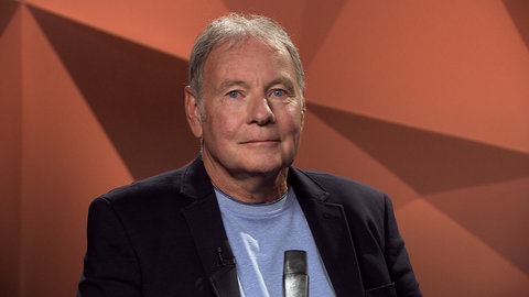 Werner Schäfer ist Anglist an der Universität Trier und beschäftigt sich mit der Herkunft von Ortsnamen und Dorfnamen.