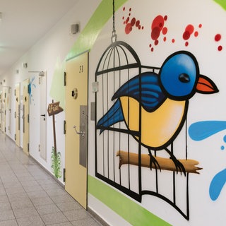 Gefangenentrakt in der Justizvollzugsanstalt Herford: Wenn junge Menschen ins Gefängnis kommen, haben sie zumeist schon eine ganze Reihe von anderen Strafmaßnahmen wie Arbeitsstunden oder Jugendarrest hinter sich. Für eine erfolgreiche Resozialisierung muss die Spirale von Kriminalität und Strafe irgendwie durchbrochen werden.