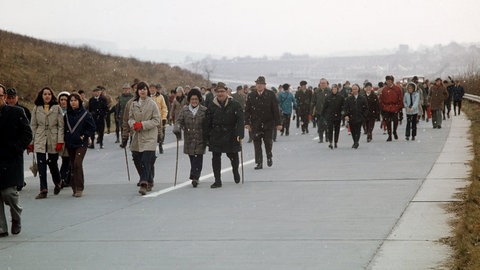 Das Bild von der Fußgänzerzone, mit dem Willy Brandt die autofreien Sonntage angekündigt hatte, nimmt der Schwäbische Albverein wörtlich: Am 9. Dezember 1973, dem dritten Sonntag mit Fahrverbot, wandert die Gruppe über ein neues Autobahn-Teilstück der Strecke Weinsberg-Möckmühl.