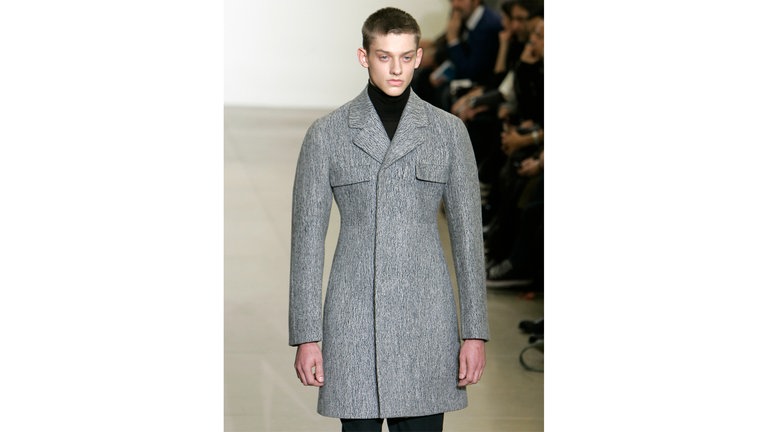 Mann in taillierter Mantel: Ebenso wie androgyne Schnitte, hier in Mailand 20092010
