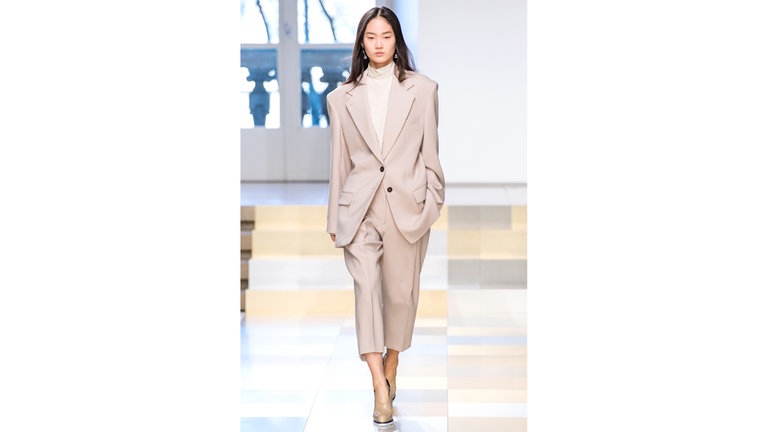 Ihrem Stil bleibt sich Jil Sander treu: Hosenanzug Herbst Winter 20172018