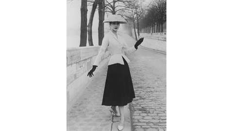 Ein Modell trägt 1947 eine Kreation im New Look von Christian Dior. Charakteristisch ist u.a. die Wespentaille. Jil Sander setzte sich in ihren Entwürfen davon ab.