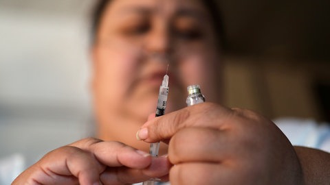 Die Diabetikerin Soila Solano aus Las Vegas  USA bereitet ihre Insulinspritze vor: Der Zugang zu lebensrettendem Insulin ist oft schlecht und sehr teuer. In Südafrika sterben mehr Menschen an einem Diabetes als an Aids, Tuberkulose und Malaria zusammen. Und in den USA verlangen Insulinproduzenten astronomische Preise.