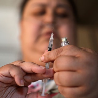 Die Diabetikerin Soila Solano aus Las Vegas  USA bereitet ihre Insulinspritze vor: Der Zugang zu lebensrettendem Insulin ist oft schlecht und sehr teuer. In Südafrika sterben mehr Menschen an einem Diabetes als an Aids, Tuberkulose und Malaria zusammen. Und in den USA verlangen Insulinproduzenten astronomische Preise.