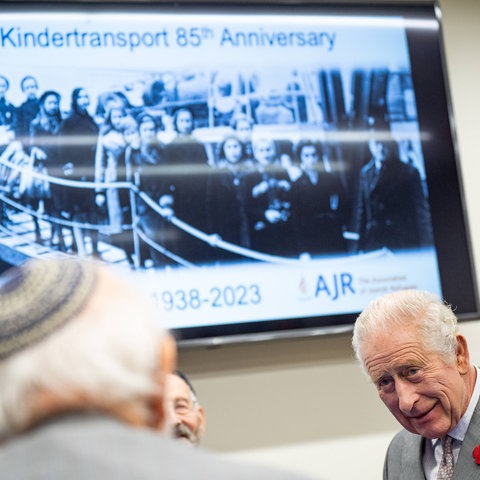 König Charles III. trifft am 9. November 2023 bei einem Besuch in der Zentralsynagoge (Central Synagogue) im Londoner Stadtteil Marylebone Kindertransport-Flüchtlinge der Association of Jewish Refugees