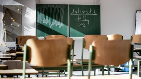 Auf einer Tafel in einem Klassenzimmer steht der Hinweis: Unterricht fällt aus.