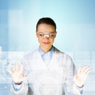 Eine Wissenschaftlerin arbeitet an einem transparenten Touchscreen. Das Versprechen von Open Science lautet: Transparente, offene und nachnutzbare wissenschaftliche Daten sollen die Qualität der Forschung verbessern helfen. Doch Forschende fürchten zunehmend den Kontrollverlust über die Verwertung ihrer Ergebnisse oder gar die piratenmäßige Übernahme ihrer Daten durch Dritte. 
