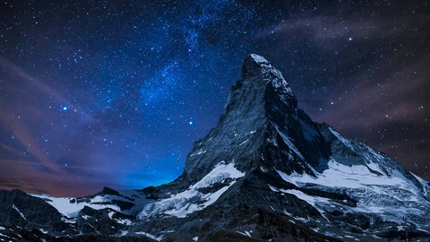 Sternenhimmel am Matterhorn: Ein Blick auf das Panorama der Alpen, der Sternenhimmel über uns in einer klaren Nacht – in solchen Momenten empfinden viele Ehrfurcht vor der Größe dieser Phänomene und fühlen sich gleichzeitig ganz klein. 