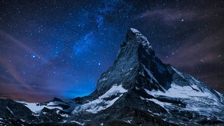 Sternenhimmel am Matterhorn: Ein Blick auf das Panorama der Alpen, der Sternenhimmel über uns in einer klaren Nacht – in solchen Momenten empfinden viele Ehrfurcht vor der Größe dieser Phänomene und fühlen sich gleichzeitig ganz klein. 