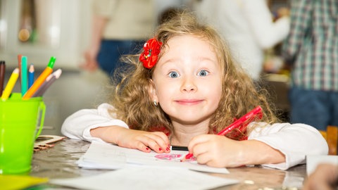 Ein Mädchen schreibt mit der linken Hand: Die Ursache der Linkshändigkeit könnte im Rückenmark liegen und nicht wie bisher angenommen im Gehirn. Aber wirklich geklärt ist diese Frage noch nicht.