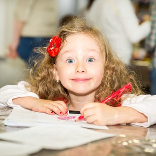 Ein Mädchen schreibt mit der linken Hand: Die Ursache der Linkshändigkeit könnte im Rückenmark liegen und nicht wie bisher angenommen im Gehirn. Aber wirklich geklärt ist diese Frage noch nicht.