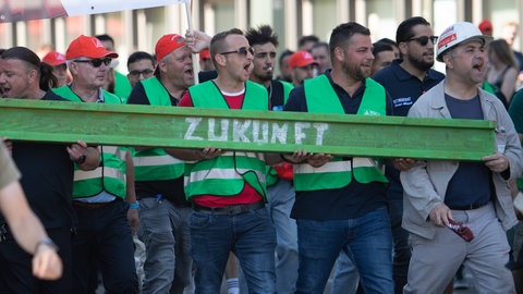 Demonstrationszug der Stahlarbeiter beim Stahl-Aktionstag der IG Metall in Hauptverwaltung von Thyssenkrupp Steel in Duisburg am 14.6.2023: Der Stahl-Hersteller Thyssenkrupp Steel, größter CO2-Emittent in Deutschland, hofft auf die Wasserstoffwende