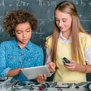 Schülerinnen bauen im Unterricht ein kleines Fahrzeug: Heute gelten reine Mädchenschulen als pädagogisches Auslaufmodell. Doch einige Bildungsexpertinnen und -experten finden, der geschlechter-getrennte Unterricht habe durchaus Vorteile.