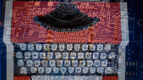Alte Schreibmaschine und die Platine eines Computers in einer Doppelbelichtung: Künstliche Intelligenz kann Texte sowie Körper, Bewegung und Stimme imitieren.  Kulturschaffende aus Literatur und Film fühlen sich enteignet und protestieren.