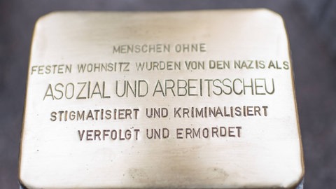 Stolperstein mit der Aufschrift: "Menschen ohne festen Wohnsitz wurden von den Nazis als "asozial und arbeitsscheu" stigmatisiert und kriminalisiert, verfolgt und ermordet": Mit den "Stolpersteinen" des Kölner Bildhauers Gunter Demnig wird seit 2016 auf dem Berliner Alexanderplatz der Menschen gedacht, die im Nationalsozialismus als "asozial" verfolgt und ermordet wurden
