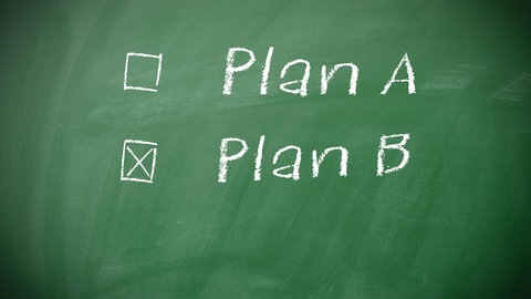 Plan A und Plan B stehen mit weißer Kreide auf einer grünen Tafel; Plan B ist angekreuzt: Ein Ausstieg aus der Wissenschaft ist nicht mit „Scheitern“ gleichzusetzen. Manche, die aussteigen, sind mit ihrem neuen Job zufriedener und fühlen sich weniger gestresst. Rund ein Drittel arbeitet weiterhin in einer wissenschaftsnahen Einrichtung.