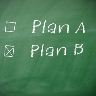 Plan A und Plan B stehen mit weißer Kreide auf einer grünen Tafel; Plan B ist angekreuzt: Ein Ausstieg aus der Wissenschaft ist nicht mit „Scheitern“ gleichzusetzen. Manche, die aussteigen, sind mit ihrem neuen Job zufriedener und fühlen sich weniger gestresst. Rund ein Drittel arbeitet weiterhin in einer wissenschaftsnahen Einrichtung.