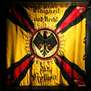 Das Reichsbanner "Schwarz-Rot-Gold" von 1924: In der Weimarer Republik fanden sich am 22. Februar 1924 Sozialdemokraten, Mitglieder der Zentrumspartei, der liberalen DDP und Gewerkschafter zusammen zum "Reichsbanner Schwarz-Rot-Gold". Dessen Hauptaufgabe: die Demokratie gegen Nationalsozialisten, Kommunisten und Monarchisten zu verteidigen.