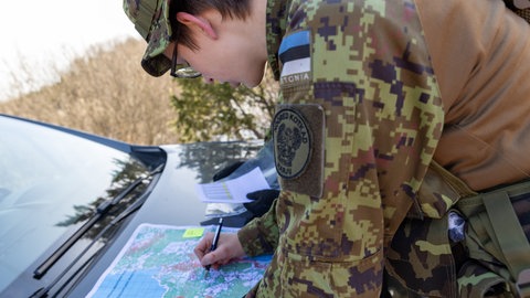 Die Aufgabe: Einen Verletzten so schnell wie möglich finden. 100 m in nordöstlicher Richtung soll er auf eine Mine getreten sein.