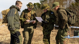 Die Furcht, von Russland angegriffen zu werden, ist in Estland so groß wie in keinem westeuropäischen Land. Schon Jugendliche engagieren sich deshalb in Estlands Freiwilligenarmee. Im Bild eine Gruppe der "Noored Kotkad" (Junge Adler) bei einer Übung in einem Wald im Kreis Läänemaa. Orientierung und Kartenlesen ist Teil der Ausbildung bei den Noored Kotkad.