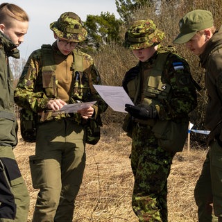 Die Furcht, von Russland angegriffen zu werden, ist in Estland so groß wie in keinem westeuropäischen Land. Schon Jugendliche engagieren sich deshalb in Estlands Freiwilligenarmee. Im Bild eine Gruppe der "Noored Kotkad" (Junge Adler) bei einer Übung in einem Wald im Kreis Läänemaa. Orientierung und Kartenlesen ist Teil der Ausbildung bei den Noored Kotkad.