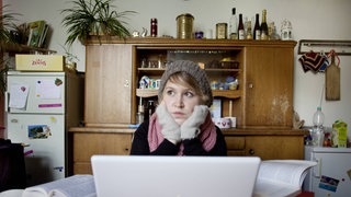 Studierende haben schon immer wenig Geld, seit einiger Zeit wird die Lage aber prekärer: WG-Zimmer für 500 Euro, während der Corona-Pandemie sind Nebenjobs weggefallen, hohe Inflation und Energiekosten.