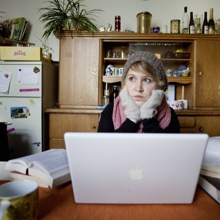 Studierende haben schon immer wenig Geld, seit einiger Zeit wird die Lage aber prekärer: WG-Zimmer für 500 Euro, während der Corona-Pandemie sind Nebenjobs weggefallen, hohe Inflation und Energiekosten.