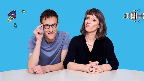 Die Hosts des Podcasts "Fakt ab! Eine Woche Wissenschaft" Charlotte Grieser und Aeneas Rooch