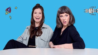 Die Hosts des Podcasts "Fakt ab! Eine Woche Wissenschaft" Charlotte Grieser und Julia Nestlen