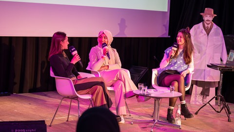 Sina Kürtz, Urooba Aslam und Julia Nestlen beim SWR Podcasfestival 2024 in Mannheim. Aufzeichnung von "Fakt ab! Eine Woche Wissenschaft"