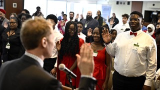 Eine Gruppe von Einanderern leistet am 28. Februar 2024 in Ottawa  Kanada bei einer Feier mit Kanadas Migrationsminister Marc Miller den Staatsbürgerschaftseid