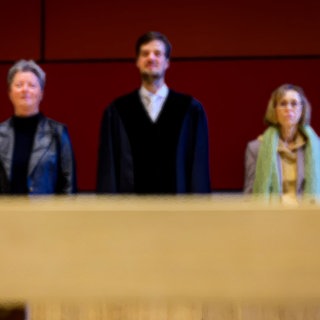 Richter mit zwei Schöffinnen: Obwohl es wichtig ist, möchte das Ehrenamt des Schöffen kaum jemand übernehmen. Verzweifelt sucht der Staat nach Schöffen, möglichst unterschiedlichen Alters und Bildungsgrades – schaut aber bei ihrem politischen Hintergrund oft nicht genau hin. Rechtsextreme haben das erkannt.