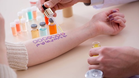 Allergietest beim Arzt: In Deutschland sind über 23 Millionen Menschen von einer allergischen Erkrankung betroffen, ein Viertel der Kinder und Jugendlichen reagieren bereits allergisch. Am häufigsten ist der Heuschnupfen, gefolgt von Asthma, Neurodermitis und Kontaktallergien.