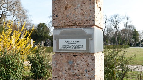 1937 starb Adler auf einer Vortragsreise in Aberdeen, Schottland an einem Herzinfarkt (Grab von Alfred Adler auf dem Wiener Zentralfriedhof)