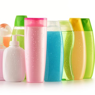 In Shampoos oder Sonnenmilch stecken Chemikalien, die wie Hormone wirken. Experten warnen, dass Krankheiten wie Diabetes, Fettleibigkeit, Brust- und Hodenkrebs, die mit einem gestörten Hormonsystem zu tun haben, zunehmen.