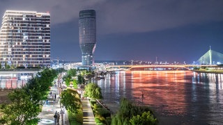 Das neue Luxusohnviertel Belgrade Waterfront an der Save: Die Besucherzahlen steigen in Serbiens Hauptstadt, es wird an allen Ecken gebaut. Belgrade Waterfront ist das größte Bauprojekt Südosteuropas. Die meisten Einheimischen aber können sich eine Wohnung in der Stadt nicht mehr leisten, stattdessen investieren hier viele Russen und Araber – zumeist in Cash: Geldwäsche ist an der Tagesordnung. 