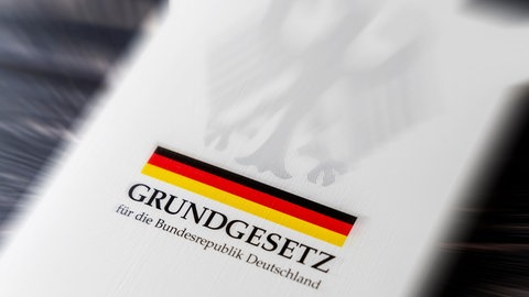 Das Grundgesetz der Bundesrepublik Deutschland (Buchausgabe): Menschenwürde, freie Entfaltung der Persönlichkeit, Gleichberechtigung, Religions- und Pressefreiheit: Diese Grundrechte garantiert der deutsche Staat seinen Bürgerinnen und Bürgern im Grundgesetz. Doch auch eine erfolgreiche Verfassung muss angepasst werden an gesellschaftliche und politische Veränderungen wie Klimawandel, Rechtspopulismus, Diversität und digitaler Kapitalismus.