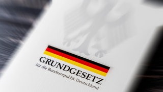 Das Grundgesetz der Bundesrepublik Deutschland (Buchausgabe): Menschenwürde, freie Entfaltung der Persönlichkeit, Gleichberechtigung, Religions- und Pressefreiheit: Diese Grundrechte garantiert der deutsche Staat seinen Bürgerinnen und Bürgern im Grundgesetz. Doch auch eine erfolgreiche Verfassung muss angepasst werden an gesellschaftliche und politische Veränderungen wie Klimawandel, Rechtspopulismus, Diversität und digitaler Kapitalismus.