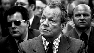 Bundeskanzler Willy Brandt und Günter Guillaume (hinten links, mit dunkler Brille) bei einer Veranstaltung der Braunschweigschen Kohlen Bergwerke (BKB) am 8. April in Helmstedt