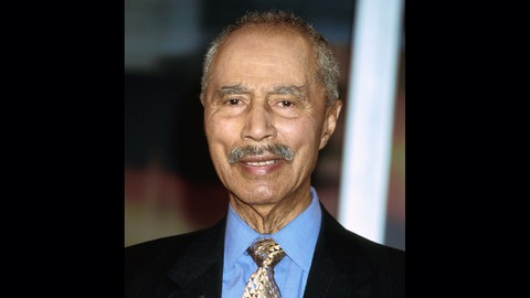 Porträt des Schriftstellers Hans J. Massaquoi (2004). Hans-Jürgen Massaquoi, geboren 1926 in Hamburg, ist der Autor der ersten Autobiografie eines Afrodeutschen während der Zeit des Nationalsozialismus. In dem Buch mit dem Titel: "Neger, Neger, Schornsteinfeger! Meine Kindheit in Deutschland" erzählt Massaquoi eindrücklich von seinen Erfahrungen.