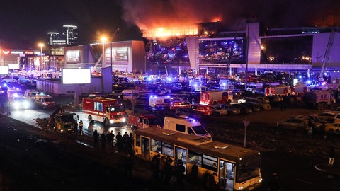 Nachts schlägt Feuer aus der Veranstaltungshalle Crocus City Hall, davor viele Feuerwehrfahrzeuge und Blaulicht: Beim Terroranschlag in Krasnogorsk bei Moskau am 22. März 2024 starben mindestens 144 Personen durch Schüsse und Feuer, 360 Menschen wurden verletzt. Die Terrorgruppe "Islamischer Staat", bzw. ISIS-K als afghanischer Ableger, bekannte sich zu dem Anschlag.