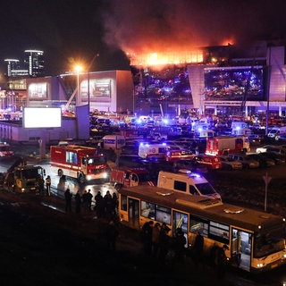 Nachts schlägt Feuer aus der Veranstaltungshalle Crocus City Hall, davor viele Feuerwehrfahrzeuge und Blaulicht: Beim Terroranschlag in Krasnogorsk bei Moskau am 22. März 2024 starben mindestens 144 Personen durch Schüsse und Feuer, 360 Menschen wurden verletzt. Die Terrorgruppe "Islamischer Staat", bzw. ISIS-K als afghanischer Ableger, bekannte sich zu dem Anschlag.